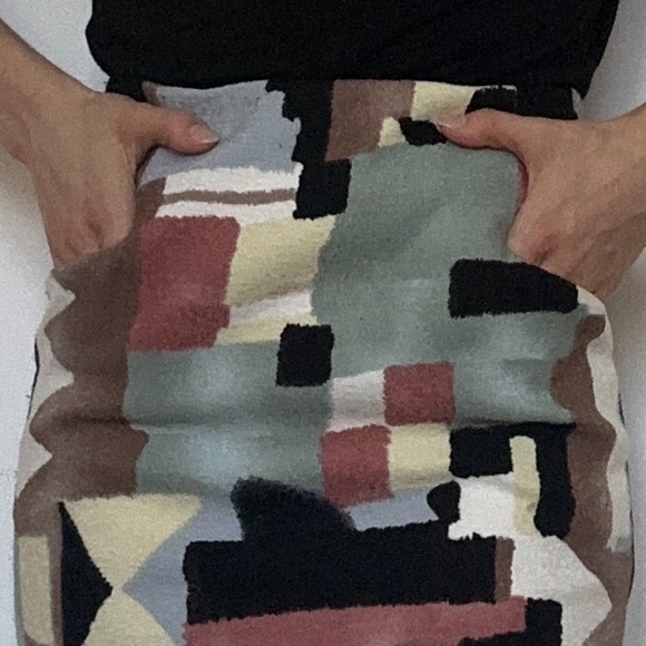 Midi/mini skirt- gently used. Has a lining and front pockets. - Picture 3 of 6